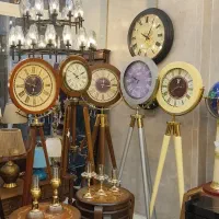 ساعت دیواری و کنار سالنی
