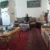 پرستار خانم جوان برای خانم