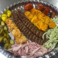 یک سیخ جوجه و یک سیخ کوبیده با برنج نودوپنج