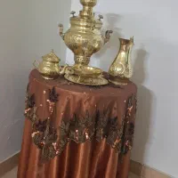 سماور ذغالی بسیار تمیز دکور بوده با میز و رو میزی