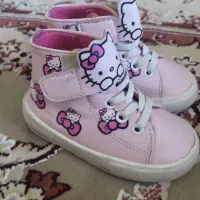 کفش و لباس کودک