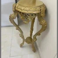 میز کنار سالنی شیک و زیبا