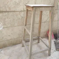 یک عدد چهار پایه چوبی بزرگ