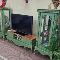 ویترین و میز تلویزیون و ساعت قدی