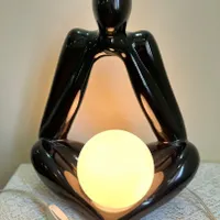 یک عدد آباژور مجسمه متفکر