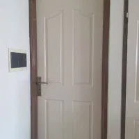 دو عدد درب چوبی سالم باچهارچوب آهنی