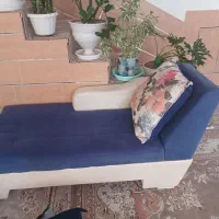 مبل راحتیومیزعسلی شیشه ای بزرگ و۴عددعسلی