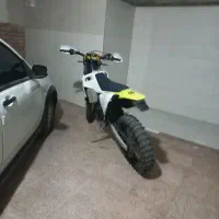 فلات طرح هاسگی|موتورسیکلت|اندیشه, اندیشه فاز ۱|دیوار