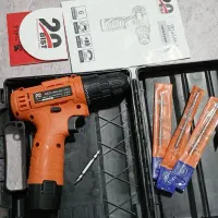یک عدد دریل شارژی کاملا نو با تمام وسایل