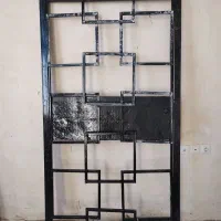 در حیاط و پنجره آهنی