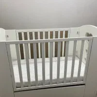تخت کنار مادر