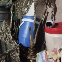 سینی و قابلمه مسی قدیمی و میز برنز و عسلی با سنگ|کلکسیون اشیاء عتیقه|مرند, |دیوار