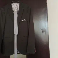 کت با کراوات طوسی همراه گیره