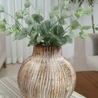 گل مصنوعی و گلدان سفالی