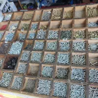 کارگر ساده فروشندگی پیچ و مهره