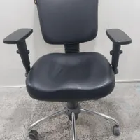 صندلی چرخشی در حد نو
