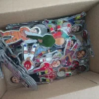 تعداد زیادی فیگور و کارت های کیمدی و..