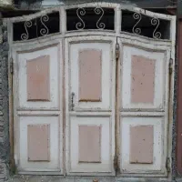 در حیاط فلزی سنگین و طرح‌دار