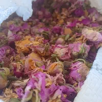 مقداری گل محمدی خوشبو