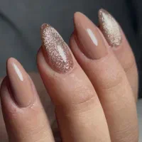 کاشت ناخن ۳۸۰ترمیم ۲۸۰سه راه خیام بمدت ی هفته