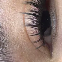 خدمات تخصصی کاشت مژه با متریال درجه یک