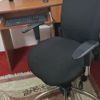 کامپیوتر با وسایل کامل و میز و صندلی