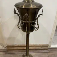 سطل پایه دار کنار سالنی