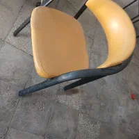 کتابخانه فلزی و صندلی