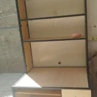 کتابخانه و زیر تلویزیون