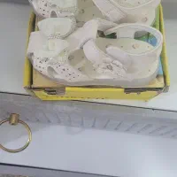 یک جفت کفش دخترانه نو نو