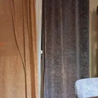 مبل ۸ نفره دو رنگ چستر ، دو پنل پرده همرنگ پانچ|مبلمان خانگی و میز عسلی|تهران, پرستار|دیوار