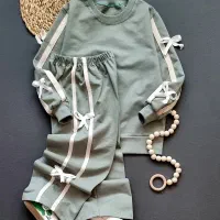 بچگانه مناسب|کفش و لباس بچه|میانه, |دیوار