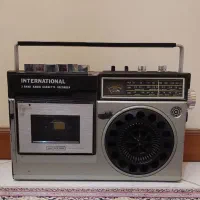 تعدادی رادیو قدیمی و دوربین و ساعت آنتیک عتیقه