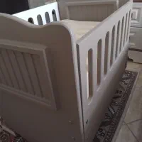تخت نوزاد کنار مادر