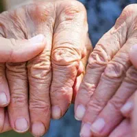 پرستار سالمند خانم شبانه روزی