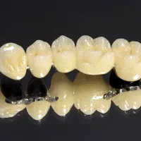 کاراموز خانم جهت اموزش در لابراتوار دندانسازی