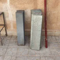 تعدادی قفسه پیچ مهره ای طوسی برای انبار (زیرزمین)