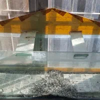 آکواریوم بزرگ سالم با مقداری لوازم