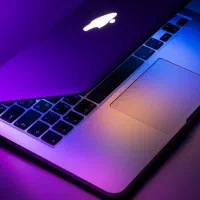 طراح گرافیک و کارشناس نرم افزار هستم