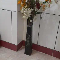 چند گلدان بهمراه گل مصنوعی
