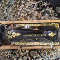 چرخ خیاطی دستی قدیمی .یک فرش و یک پلوپز