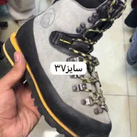 تعدادی کفش های کوهنوردی