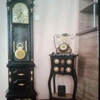 ساعت و تلفن و میز تلفن