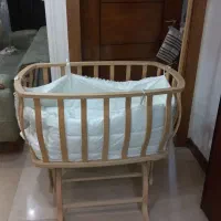 تخت کنار مادر و گهواره سیسمونی|تخت و صندلی بچه|همدان, |دیوار