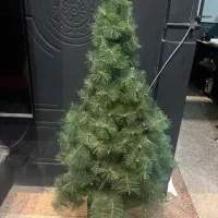 درخت کریسمس بزرگ و عروسک بابانوئل