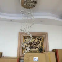 لوستر کنار سالنی بسیار شیک