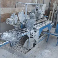 کارگر در ابزار و برش سنگ