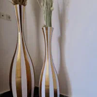 گلدان کنار سالنی با گل