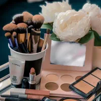 خدمات رایگان میکاپ و شنیون