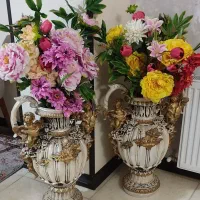 گلدان و گل مصنوعی